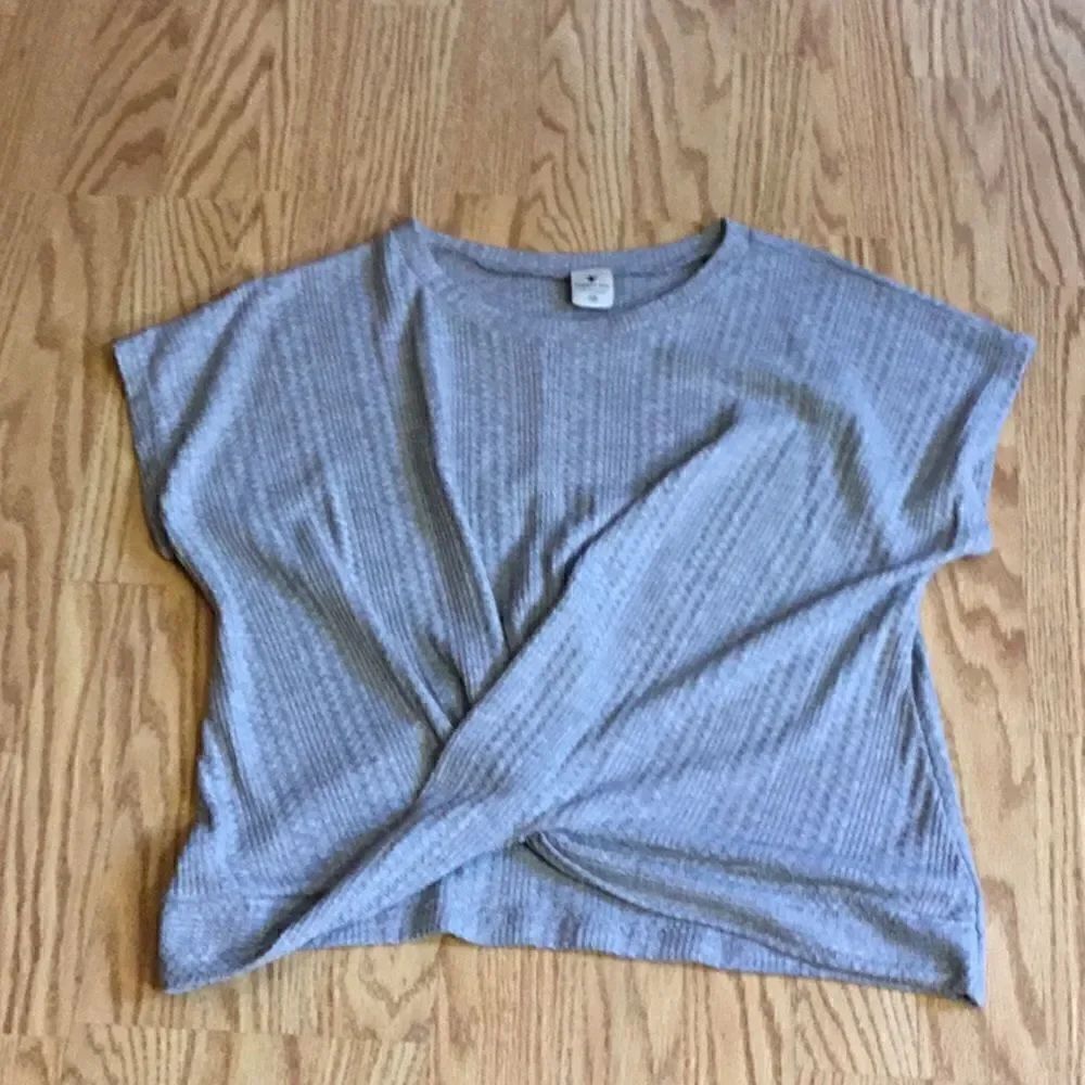 Lightweight gray top with front twist at waist in extra small by PAPER CRNE